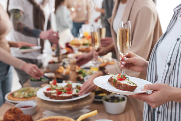 mujer con copa de champán y sándwich cerca del buffet de brunch en el interior, primer plano. espacio para texto - bruschetta buffet party food fotografías e imágenes de stock