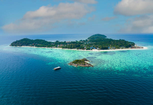 el tropical con isla costera en un arrecife de coral, azul y turquesa mar increíble paisaje natural con laguna azul-vista de arriba - cayman islands fotografías e imágenes de stock