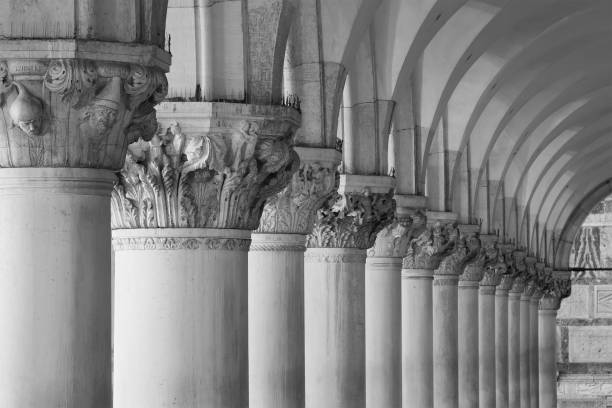 reihe klassischer säulen in venedig, italien - cathedral italy venice italy inside of stock-fotos und bilder