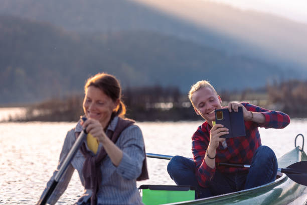reisende in kanus auf dem cerkniško-see - lake cerknica stock-fotos und bilder