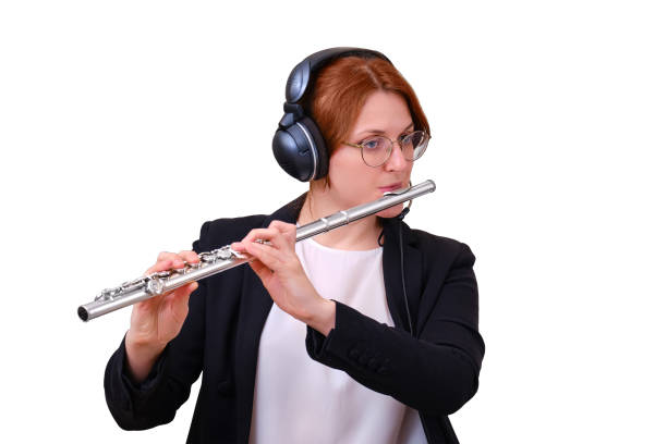 ein musiklehrer leitet eine lektion über das spielen eines musikinstruments über das internet, isoliert auf einem weißen hintergrund. flötenunterricht online und online-musiktraining während der quarantäne - flute solo stock-fotos und bilder