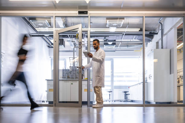 istock The laboratory assistant exits the laboratory. 1453991751