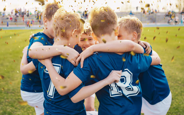 equipo masculino de fútbol escolar celebrando el éxito - club de fútbol fotografías e imágenes de stock