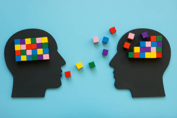 cabezas con cubos de colores como símbolo de mentoría y psicoterapia. - mensaje fotografías e imágenes de stock