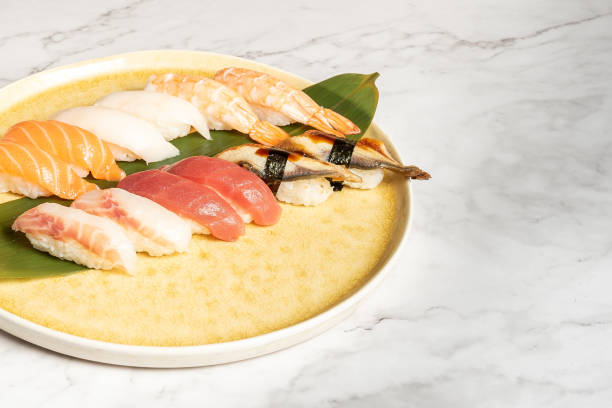 zbliżenie różnych rodzajów niguiri. typowe japońskie jedzenie - niguiri sushi zdjęcia i obrazy z banku zdjęć