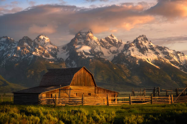 t. a. モールトン納屋、グランドティトン国立公園、ワイオミング州 - western usa mountain peak landscape farm ストックフォトと画像