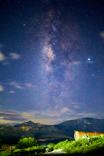 Vía láctea en vertical sobre unas montañas verdes, cielo estrellado, jupiter en el cielo, zimapan Hidalgo