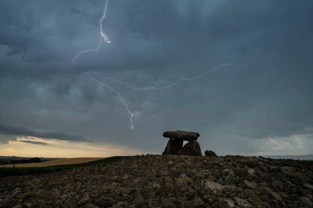 lightning over sorginaren txabola dolmen, laguardia, spain - dolmen imagens e fotografias de stock