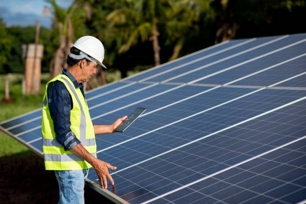 panel solar, hombre trabajando usando tableta digital - solar panel engineer solar power station solar energy fotografías e imágenes de stock