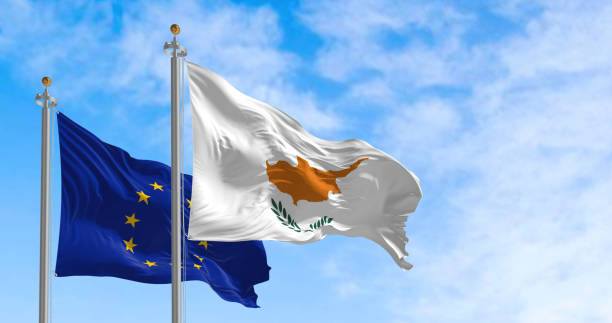 flagi cypru i unii europejskiej powiewają razem w pogodny dzień - cypriot culture zdjęcia i obrazy z banku zdjęć