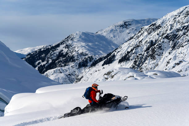 заготовки снегоходов - snowmobiling adventure snow travel стоковые фото и изображения