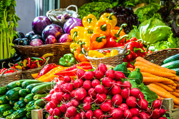 légumes dans un marché fermier - légume photos et images de collection