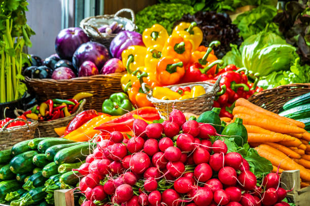 verdura in un mercato degli agricoltori - vegetable foto e immagini stock