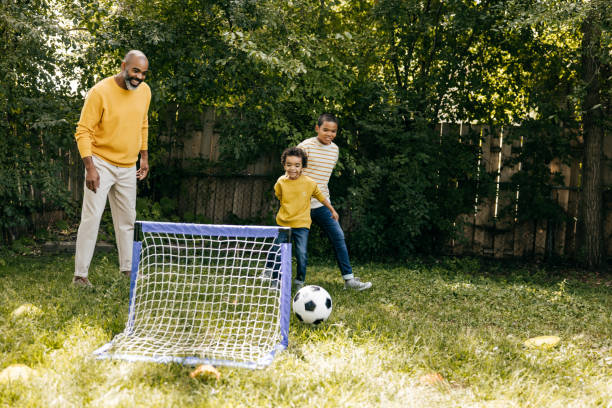 joyful parenting - soccer child coach childhood imagens e fotografias de stock