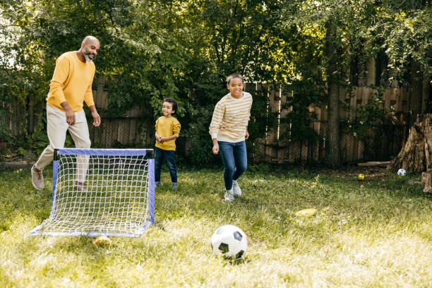 joyful parenting - soccer child coach childhood imagens e fotografias de stock