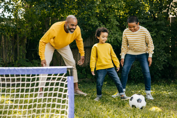 joyful parenting - soccer child coach childhood imagens e fotografias de stock