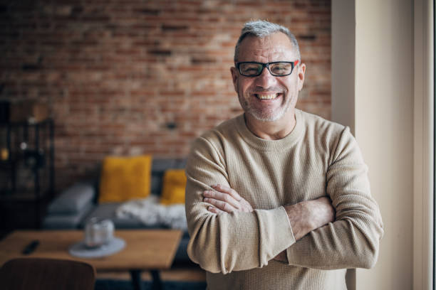 retrato de um homem idoso com barba, cabelos grisalhos e óculos - senior adult energy people confidence - fotografias e filmes do acervo