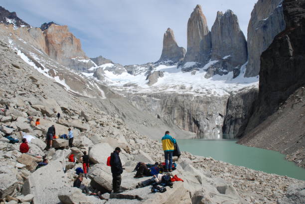 torres del paine gipfel - many glacier hotel stock-fotos und bilder