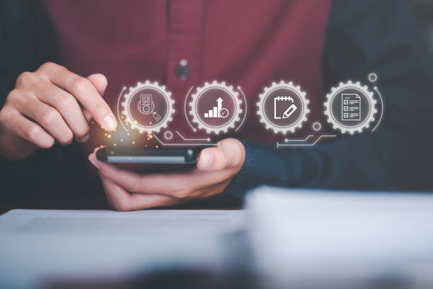 Businessman audit data with smartphone, quality assessment management With a checklist, business document evaluation process, market data report analysis and consulting, plan review process. empresarios auditan datos con teléfono inteligente, gestión de evaluación de calidad con una lista de verificación, proceso de evaluación de documentos comerciales, análisis y consultoría de informes de datos de mercado, proceso de revisión de plan