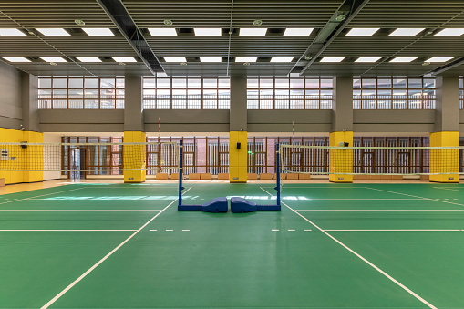 Un estadio deportivo cubierto grande y espacioso vacío photo