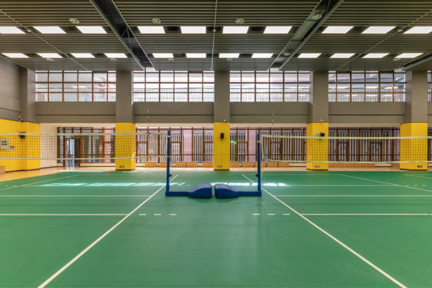 空っぽの広く広々とした屋内スポーツスタジアム - indoor tennis ストックフォトと画像