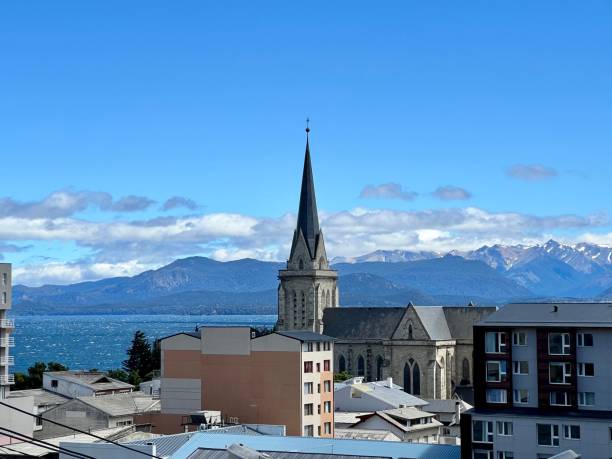 istock City, lake and mountains 1454080306