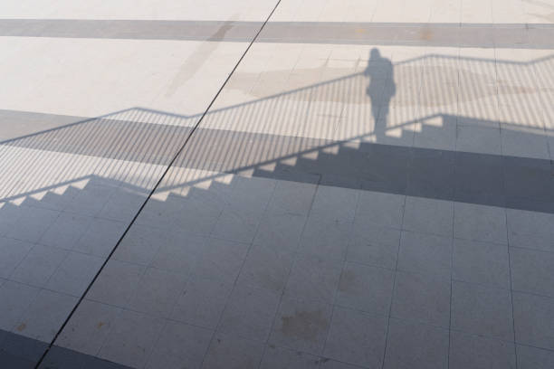 돌 바닥과 바닥 계단에 서있는 사람들의 그림자 - focus on shadow staircase industry shadow 뉴스 사진 이미지