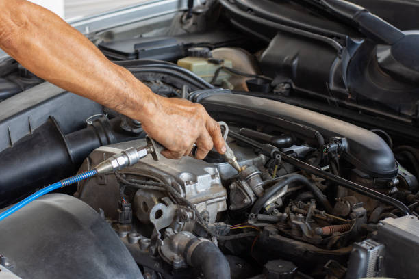 main de l’homme utilisant le pistolet de soufflage du compresseur d’air pour faire sauter le moteur de la voiture. - compressed natural gas photos et images de collection