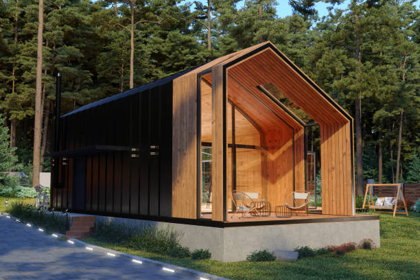 exterior de pequeña casa de madera con fondo forestal - prefabricate fotografías e imágenes de stock