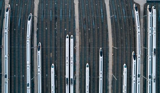 Toma aérea del tren de alta velocidad estacionado en el ferrocarril photo