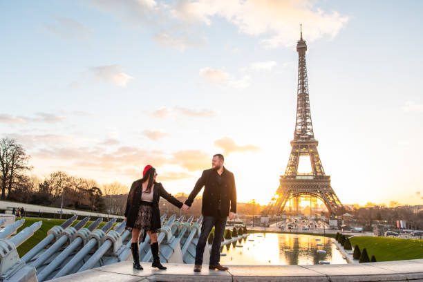 aufnahme des glücklichen paares beim fotografieren mit dem eiffelturm im hintergrund, paris, frankreich - paris france eiffel tower love kissing stock-fotos und bilder