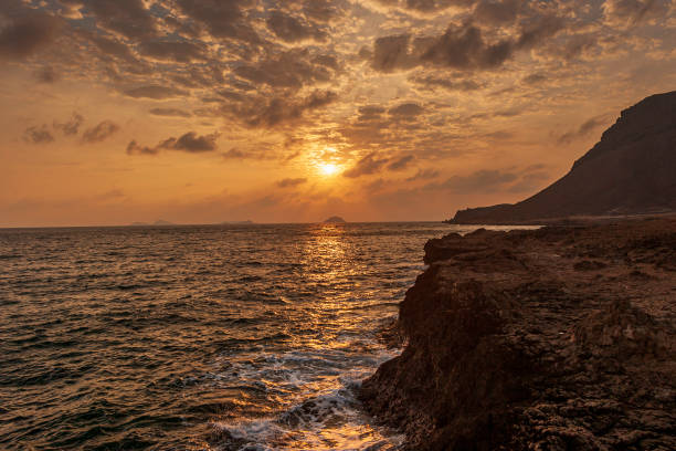 blick auf den sonnenuntergang von dschibuti auf den seven brothers islands - hawaii inselgruppe stock-fotos und bilder