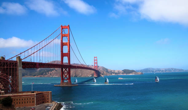 вид под низким углом моста золотые ворота в калифорнии, сша - golden gate bridge стоковые фото и изображения