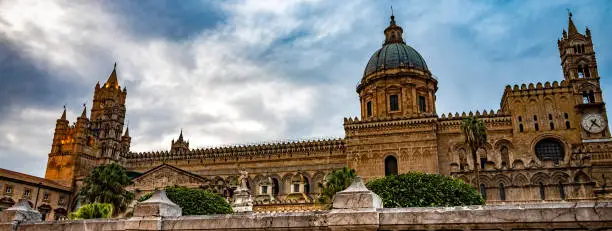 Photo that portrays the cathedral of Palermo in all its architectural beauty.