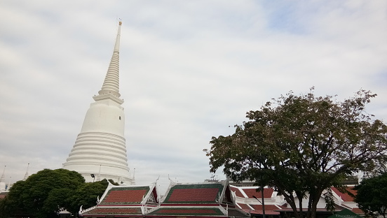Vibe inside temple in Thailand (Wat Prayurawongsawat Worawihan)