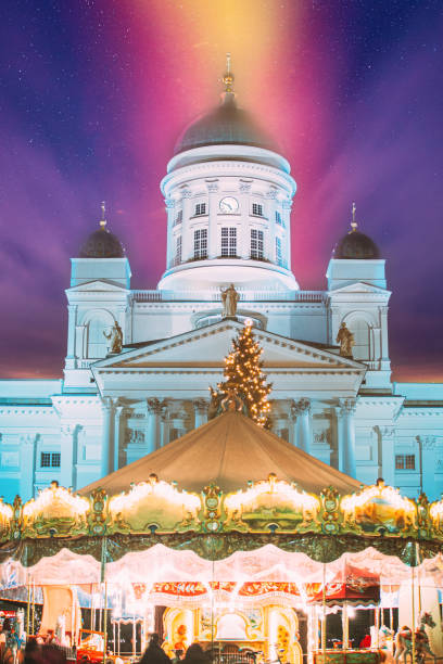 helsínquia, finlândia. mercado de natal na praça do senado com carrossel de férias e marco famoso é a catedral luterana na noite de inverno. nuvens do céu incríveis. muito peri. cores brilhantes roxas de lavander do céu - helsinki lutheran cathedral - fotografias e filmes do acervo