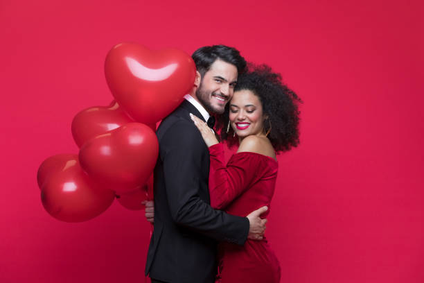 hermosa pareja celebrando el día de san valentín - beautiful romance love elegance fotografías e imágenes de stock
