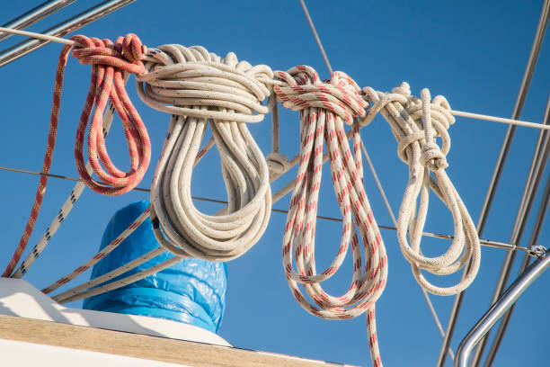 спиральные корабельные канаты - moored nautical vessel tied knot sailboat стоковые фото и изображения