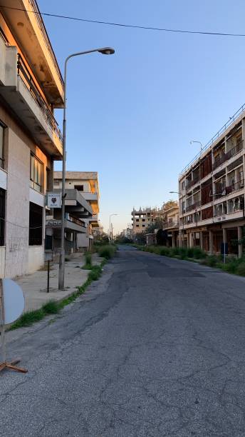 vista da rua de abandonados na cidade fantasma de varosha, famagusta em chipre. - famagusta - fotografias e filmes do acervo