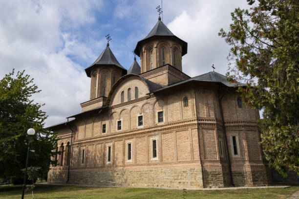 piękny widok na kościół książęcy w targoviste, rumunia - tirgoviste zdjęcia i obrazy z banku zdjęć