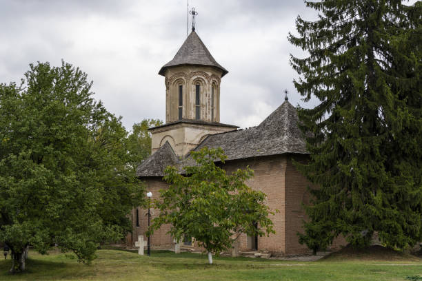 belle vue sur l’église princière de targoviste, roumanie - tirgoviste photos et images de collection
