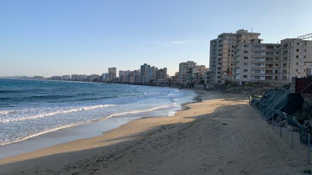 straßenansicht von verlassen in der geisterstadt varosha, famagusta in zypern. - famagusta stock-fotos und bilder