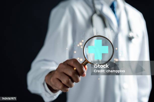 Dokter Berjas Putih Memegang Plus Tanda Untuk Konsep Simbol Asuransi