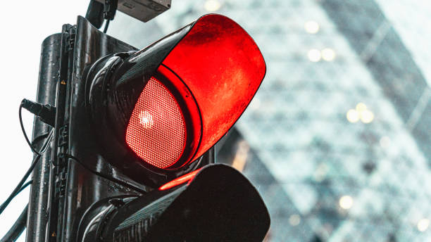 semaforo rosso in un centro città trafficato - semaforo rosso foto e immagini stock