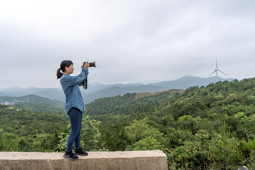 A female photographer took photos with her camera in the wild