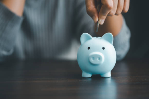 saving investment banking finance concept. stack of coins with piggy bank on the table. growth of loan and investment business idea. asset management, funds, liabilities, deposits, income, successful. - mealheiro imagens e fotografias de stock