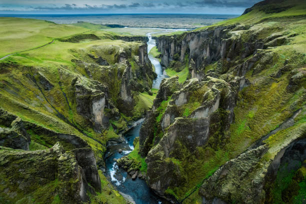 vue imprenable sur le canyon de fjadrargljufur naturellement érodé par fjadra qui coule dans le ravin en été en islande - gorge vallées et canyons photos et images de collection