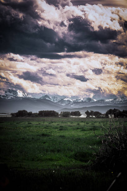 góry i niebo w montanie - lake us glacier national park cloudscape cloud zdjęcia i obrazy z banku zdjęć