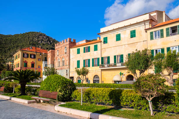 historische gebäude mit blick auf die promenade noli in der ponente ligure - ponente stock-fotos und bilder