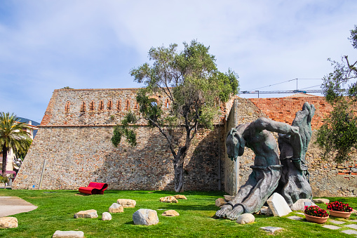 In Pian di Nave in Sanremo, the seafront redeveloped square, overlooks the Fort of Santa Tecla, built in 1576, and stands out the monument to the Martyrs of the Resistance, work by Renzo Orvieto in 1972.
